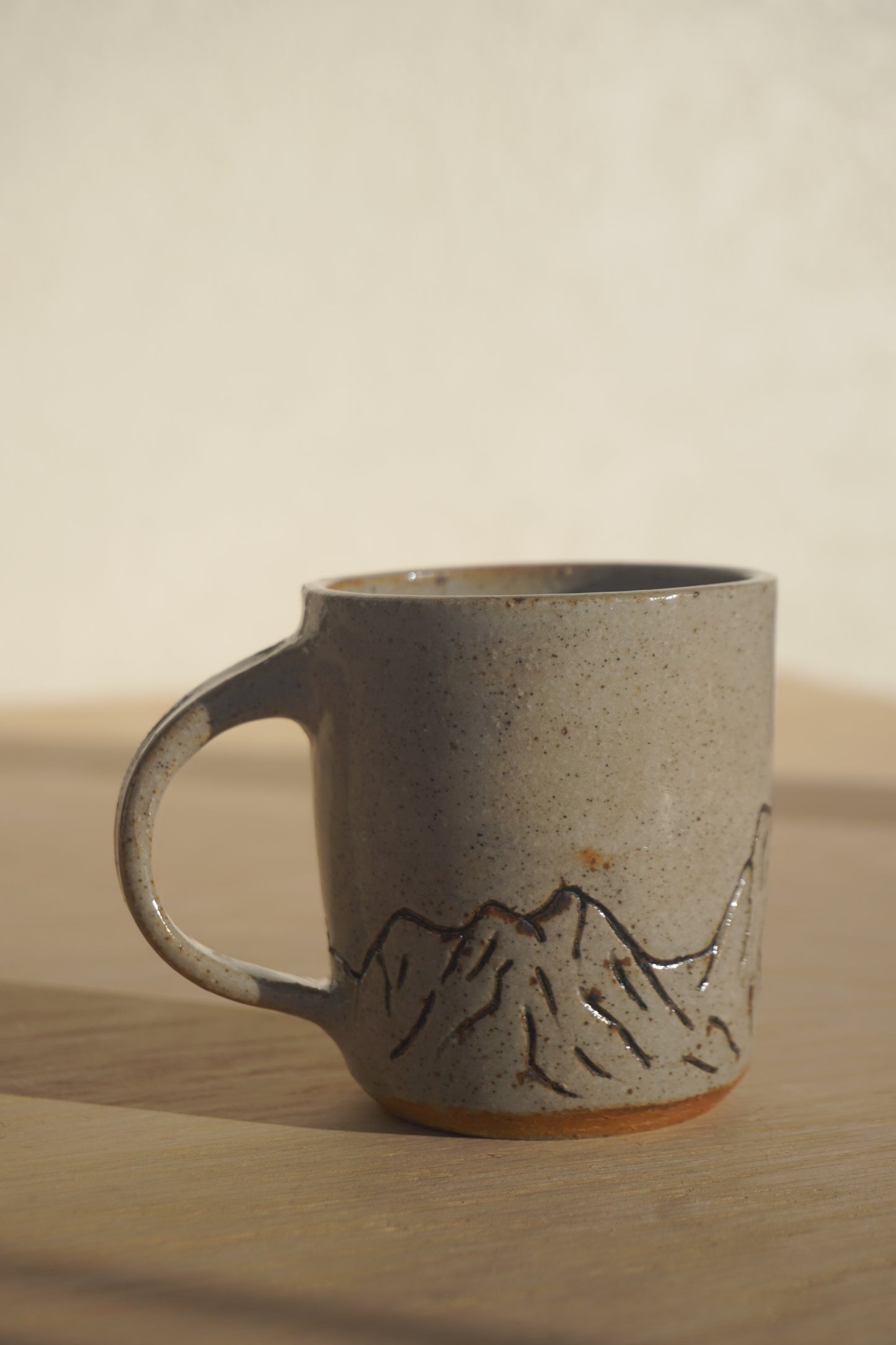 Small mountain mug in white