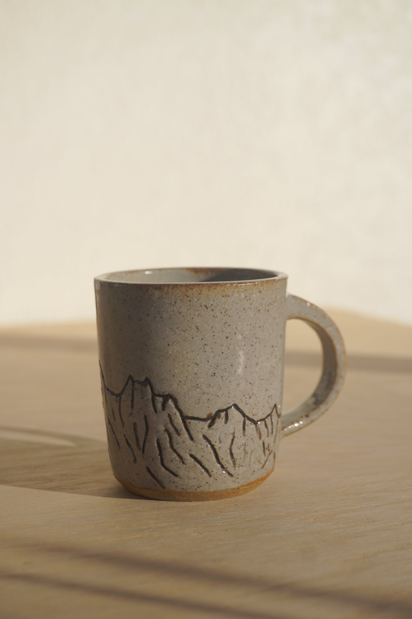 Small mountain mug in white