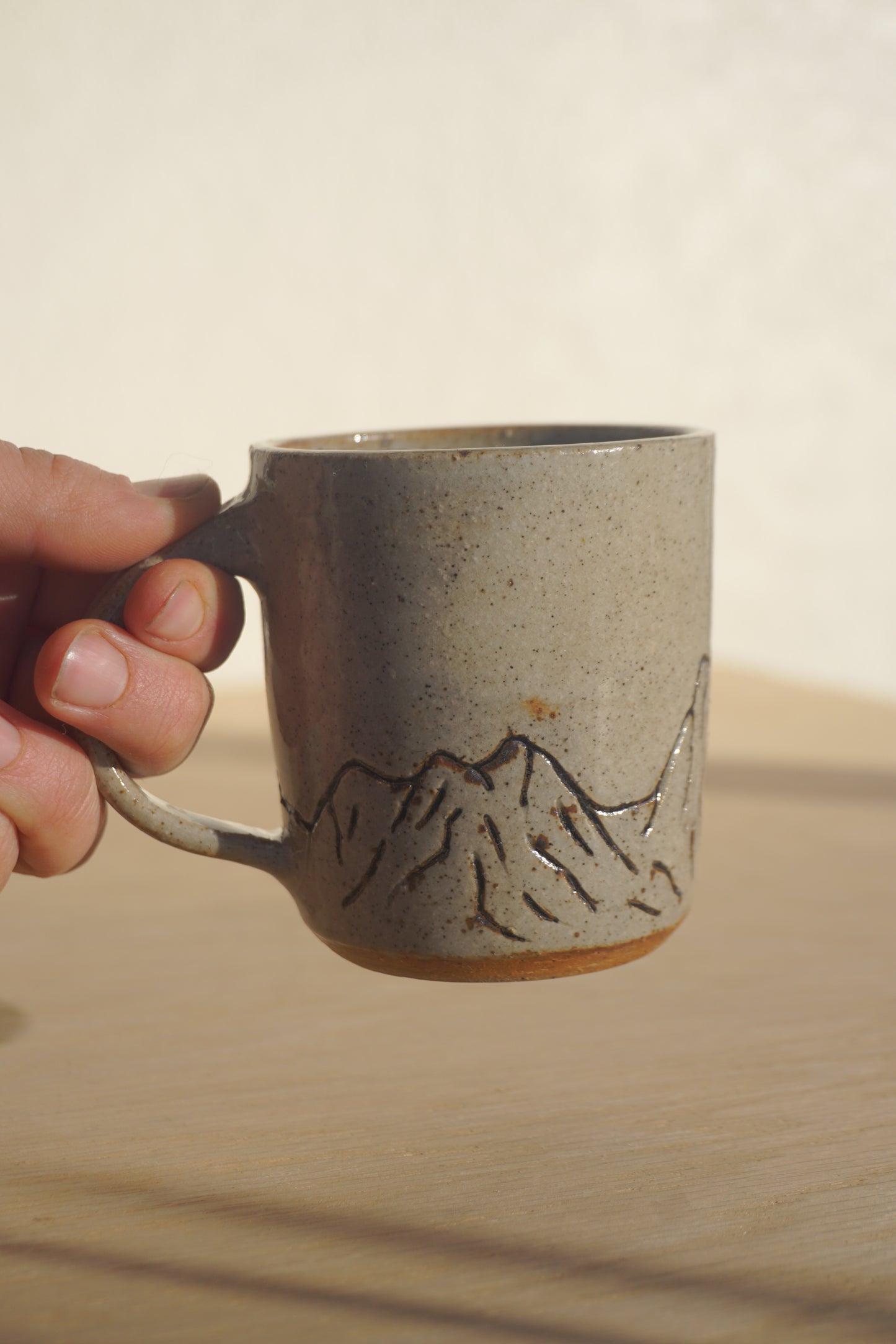 Small mountain mug in white