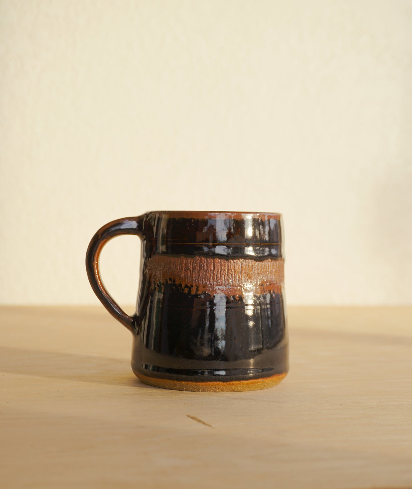 Medium taper mug in Voulkos black