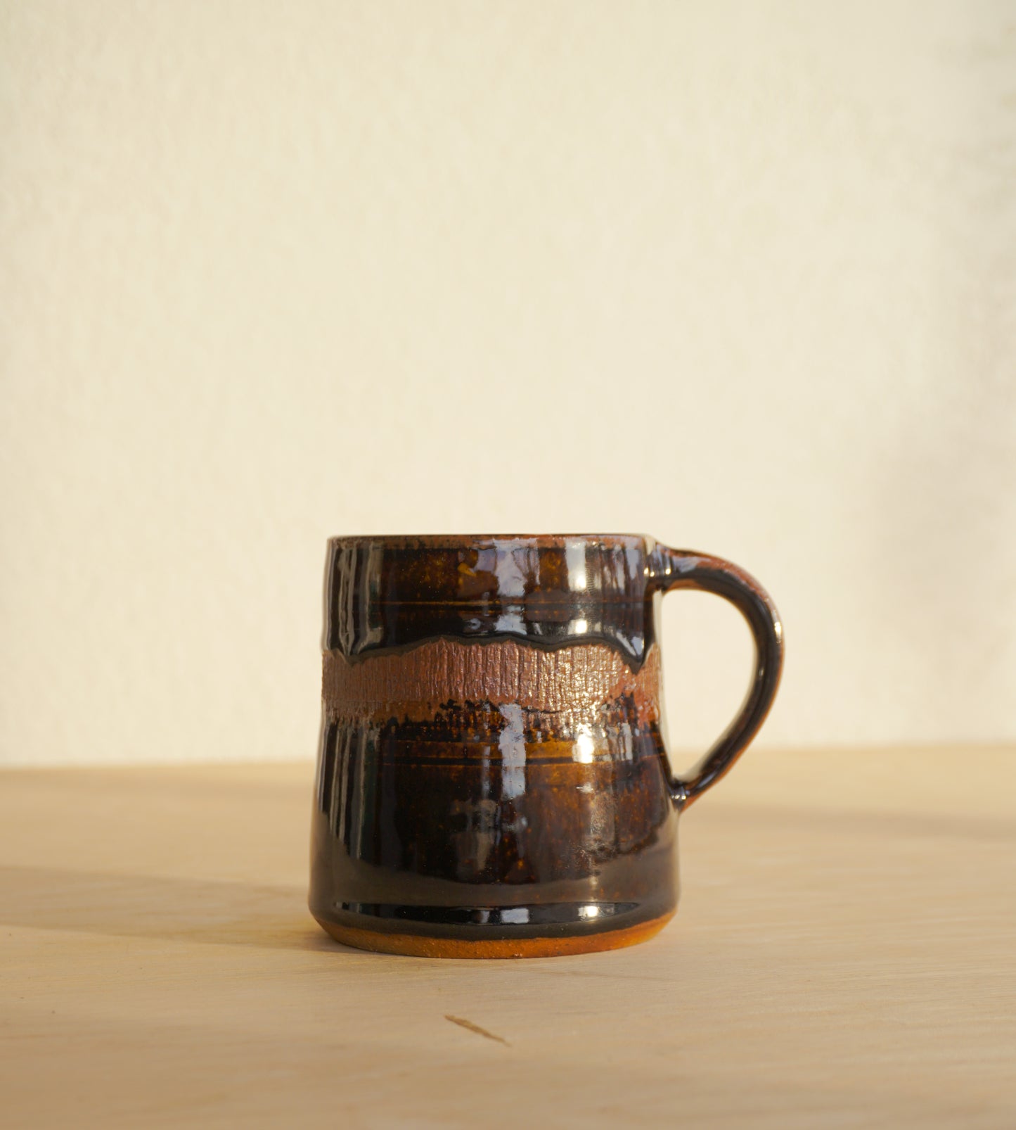 Medium taper mug in Voulkos black